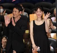 妻夫木聡（左）と並んで手を振る綾瀬はるか（撮影・西岡正）