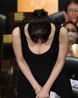 舞台挨拶を終えて一礼する綾瀬はるか（撮影・西岡正）