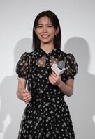 舞台あいさつで笑顔を見せる當真あみ（撮影・西岡正）