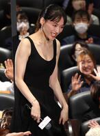 舞台あいさつを終えて引き揚げる綾瀬はるか（撮影・西岡正）