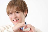 ほほ笑むＴｒａｖｉｓ　Ｊａｐａｎ・松倉海斗（撮影・吉澤敬太）