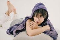 荒木飛羽「２０２６．４ー２０２７．３　ＴＯＷＡ　ＡＲＡＫＩ　ＣＡＬＥＮＤＡＲ」撮影：ＭＡＲＣＯ　ワニブックス刊