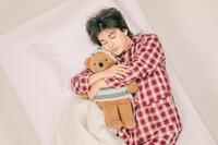 荒木飛羽「２０２６．４ー２０２７．３　ＴＯＷＡ　ＡＲＡＫＩ　ＣＡＬＥＮＤＡＲ」撮影：ＭＡＲＣＯ　ワニブックス刊