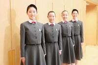 入学式後、記者団の取材に応じた宝塚音楽学校第１１４期生の（左から）西前比草さん、川村柚葉さん、多川結莉さん、森本あづみさん