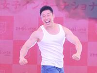 パワー！を披露するなかやまきんに君