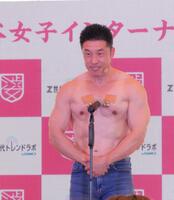 両胸につけた鈴を巧みに鳴らしながら三三七拍子を披露したなかやまきんに君