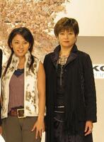 かとうかずこ。左は国分佐智子＝２００４年