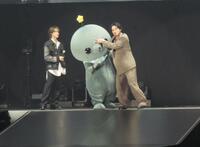 タマ（中央）に頭突きをお見舞いする水上恒司（右）と、見守る上田竜也