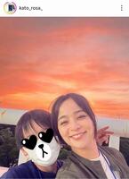 長男と。加藤ローサのインスタグラム＠ｋａｔｏ＿ｒｏｓａ＿（２３年６月２６日付）より