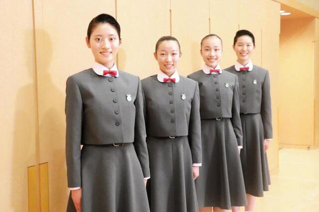 入学式後、記者団の取材に応じた宝塚音楽学校第１１４期生の（左から）西前比草さん、川村柚葉さん、多川結莉さん、森本あづみさん