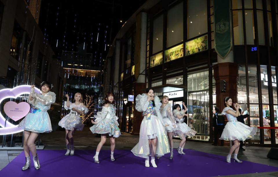 ダンスを披露するＭＥ：Ｉ（撮影・金田祐二）