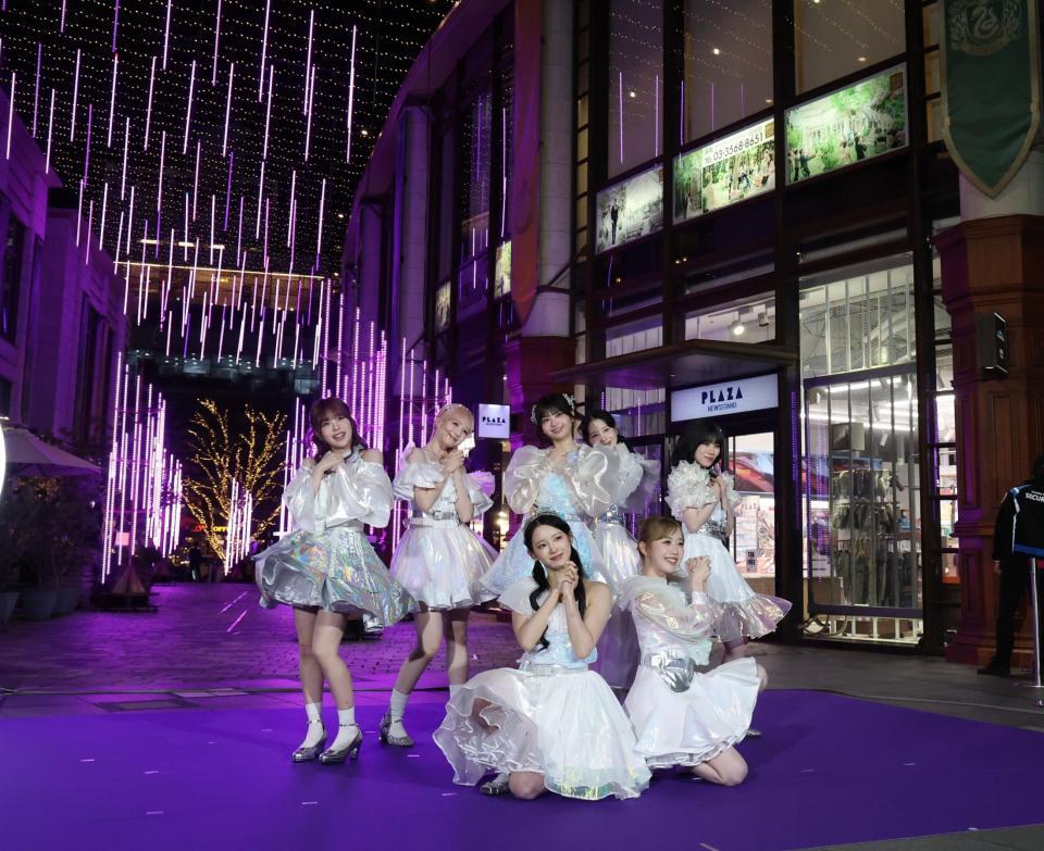 イルミネーションを点灯させダンスを披露するＭＥ：Ｉ（撮影・金田祐二）