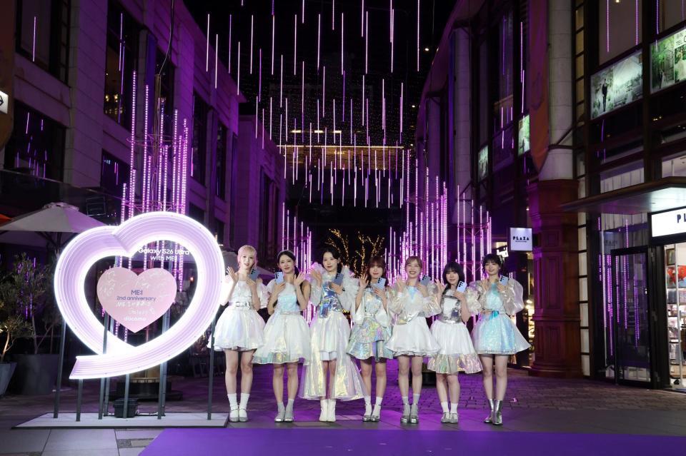 イルミネーションを点灯させ笑顔のＭＥ：Ｉ（左から）ＳＵＺＵ、ＭＩＵ、ＭＯＭＯＮＡ、ＴＳＵＺＵＭＩ、ＫＥＩＫＯ、ＡＹＡＮＥ、ＲＩＮＯＮ（撮影・金田祐二）