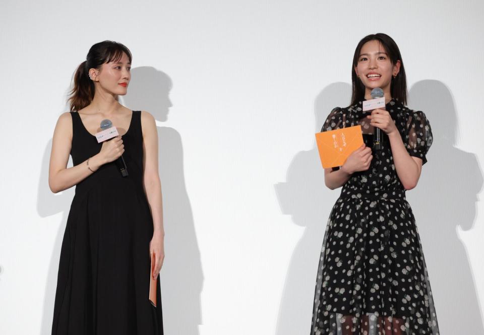 綾瀬はるか（左）の横で話す當真あみ（撮影・西岡正）