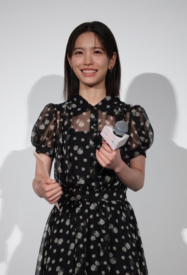 舞台あいさつで笑顔を見せる當真あみ（撮影・西岡正）