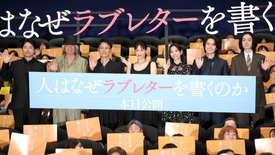 客席から手を振る（左から）石井裕也監督、佐藤浩市、妻夫木聡、綾瀬はるか、當真あみ、細田佳央太、菅田将暉（撮影・西岡正）