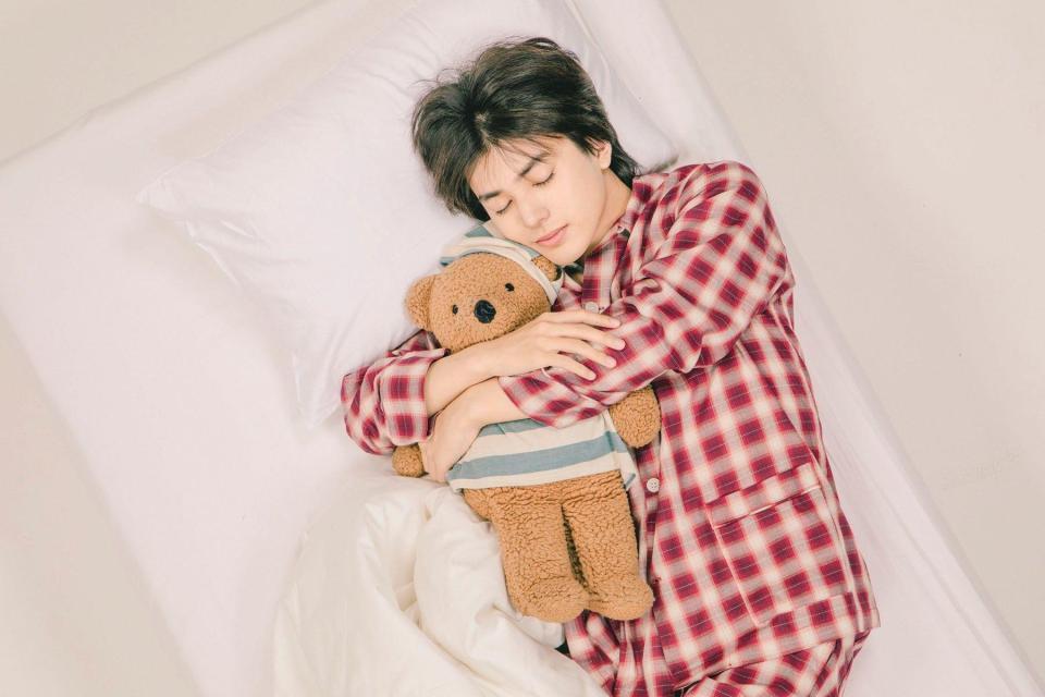 荒木飛羽「２０２６．４ー２０２７．３　ＴＯＷＡ　ＡＲＡＫＩ　ＣＡＬＥＮＤＡＲ」撮影：ＭＡＲＣＯ　ワニブックス刊