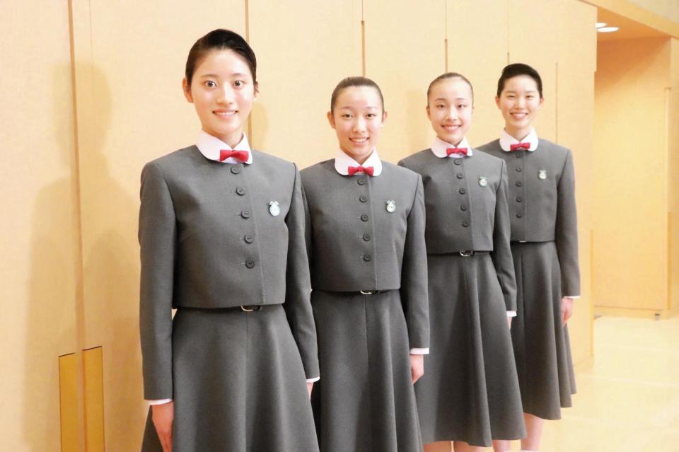 入学式後、記者団の取材に応じた宝塚音楽学校第１１４期生の（左から）西前比草さん、川村柚葉さん、多川結莉さん、森本あづみさん