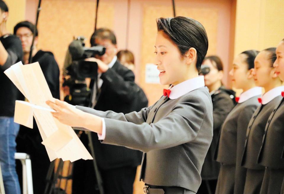 宝塚音楽学校第１１４期生入学式で、新入生総代として答辞を読む西前比草さん