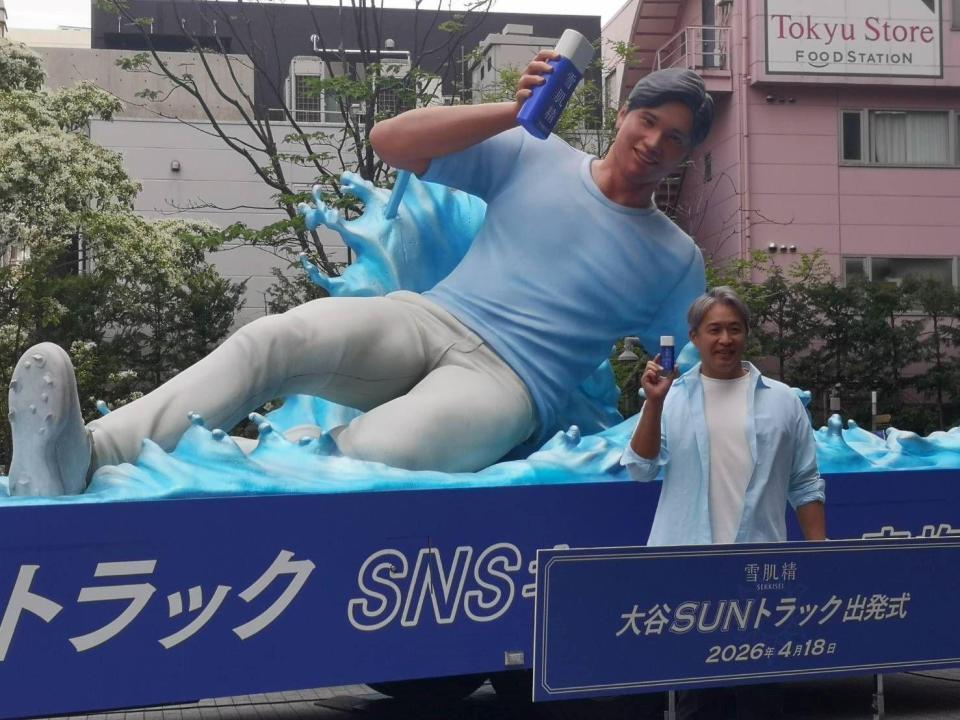 大谷翔平選手の３Ｄビジュアルとともに撮影に応じる五十嵐亮太氏