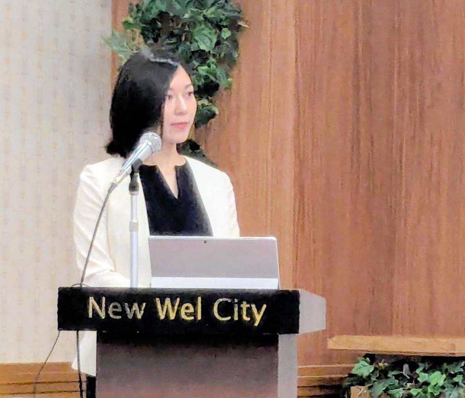 会見の司会を務めた加藤守氏の妻・ゆいさん