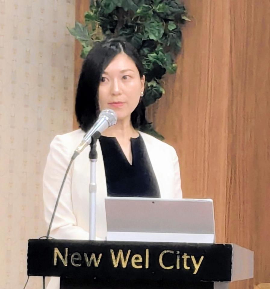 司会を務めた加藤守氏の妻・ゆいさん＝９日