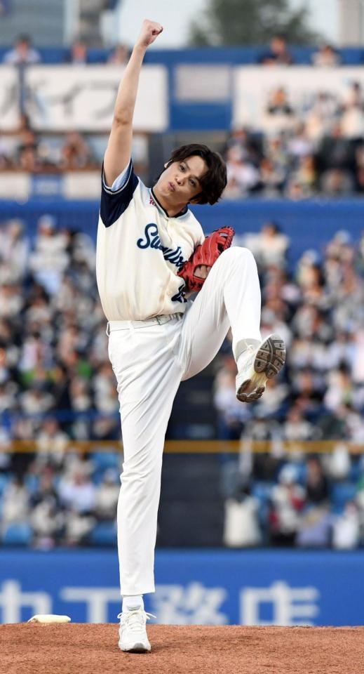 始球式でマウンドに上がり、場内を沸かせる宮野真守（撮影・佐藤厚）