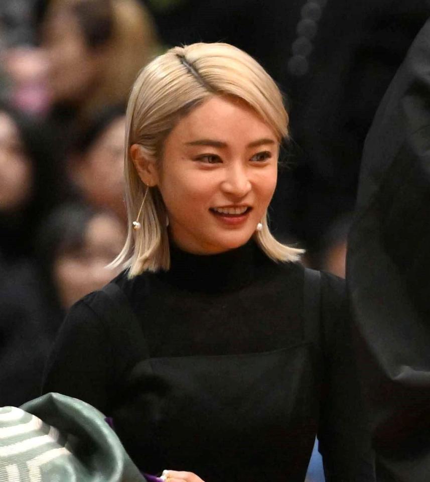 小島瑠璃子＝２６年１月