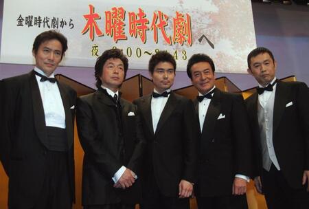 ２００６年３月、ＮＨＫの「木曜時代劇」会見で。右から１人目が内藤剛志
