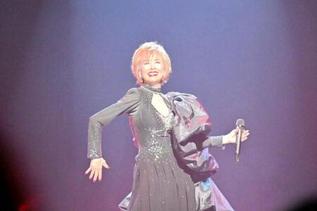 デビュー５５周年記念ライブで熱唱する小柳ルミ子