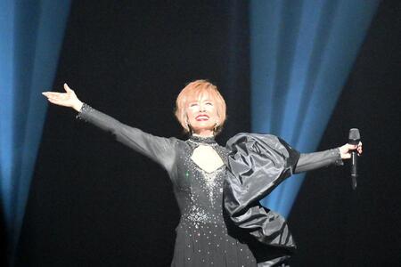 デビュー５５周年記念ライブで熱唱する小柳ルミ子