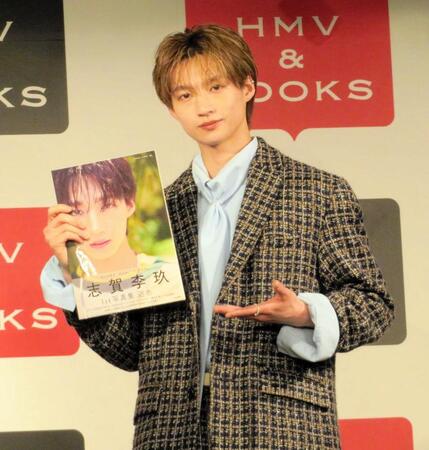 写真集をＰＲする志賀李玖