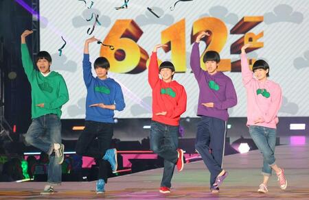 ポーズを決めＡぇ！ｇｒｏｕｐと西村拓哉（右）＝撮影・西岡正