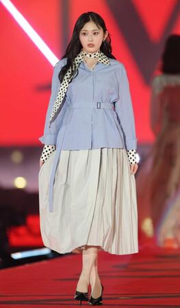 ランウェイを歩くゆうちゃみ（撮影・西岡正）