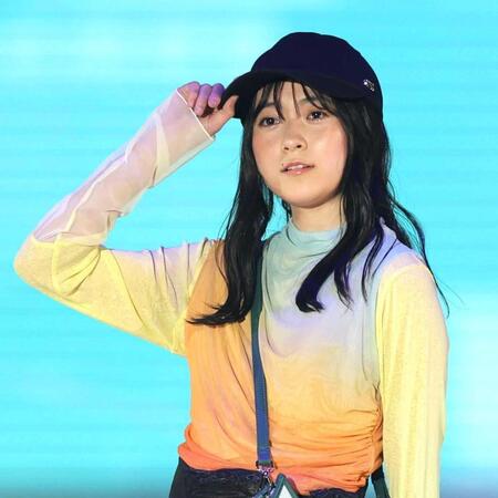 ランウェイでポーズを決める堀越麗禾（撮影・西岡正）