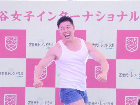 パワー！を披露するなかやまきんに君