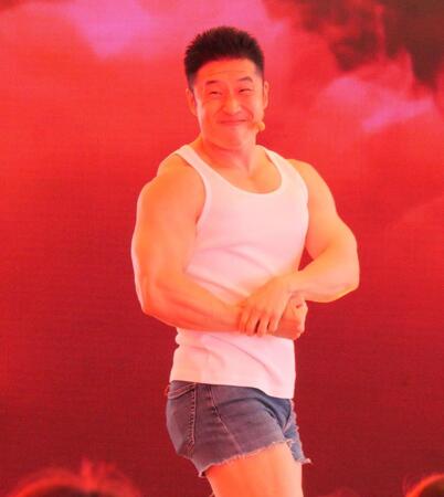 入学式で肉体美を披露するなかやまきんに君