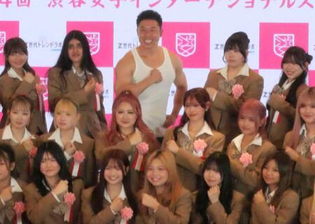 女子校入学式に登場した、なかやまきんに君