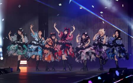 ランウェイでパフォーマンスしたＣＡＮＤＹ　ＴＵＮＥ（撮影・伊藤笙子）