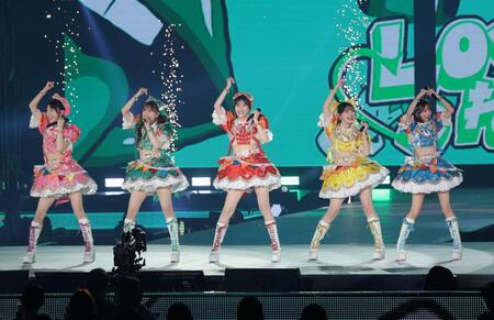 熱唱する超ときめき♡宣伝部（撮影・西岡正）