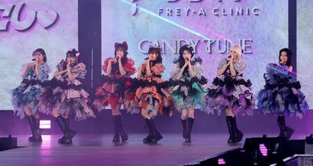 ステージでパフォーマンスするＣＡＮＤＹ　ＴＵＮＥ（撮影・伊藤笙子）