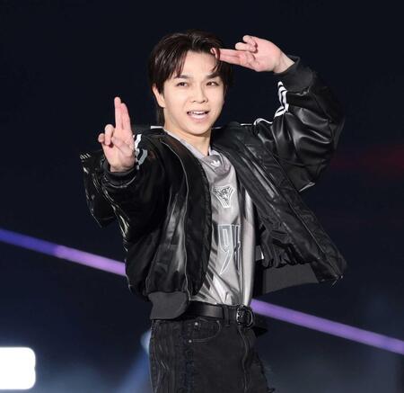 ランウェイで“滅ポーズ”をする塩﨑太智（撮影・伊藤笙子）