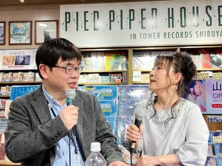 高橋修氏（左）の進行で人生初のインストアイベントを行った尾崎亜美