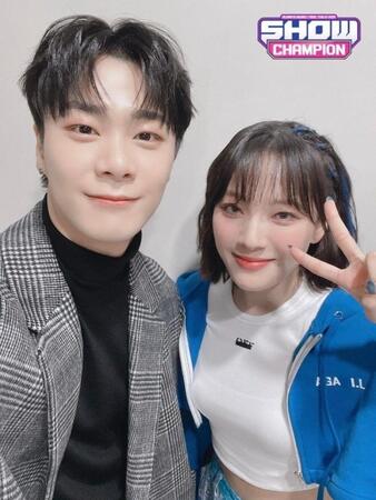 音楽番組「ＳＨＯＷ　ＣＨＡＭＰＩＯＮ」の公式Ｘ＠ｓｈｏｗｃｈａｍｐｉｏｎ１より　芸能界の仲良し兄妹として知られていたムンビンさん（左）とＢｉｌｌｌｉｅムン・スア