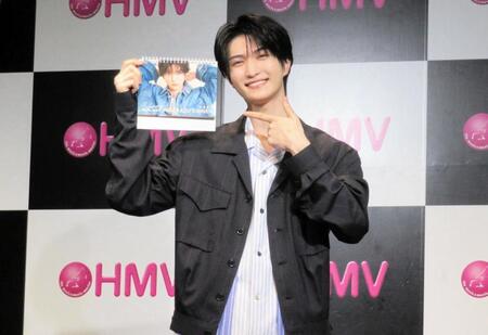 カレンダーをＰＲした知念英和