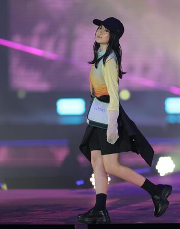 ランウェイでポーズを決める堀越麗禾＝１８日