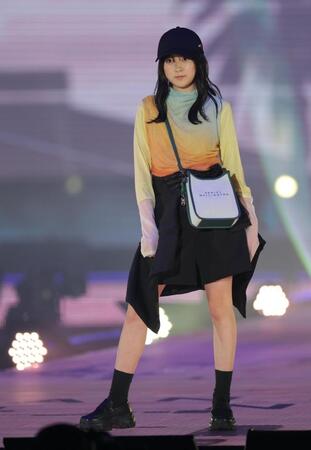 ランウェイでポーズを決める堀越麗禾＝１８日