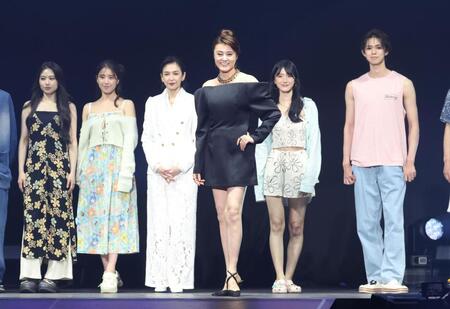 ポーズをとる藤原紀香（中央）。左から３人目は賀来千香子（撮影・石井剣太郎）