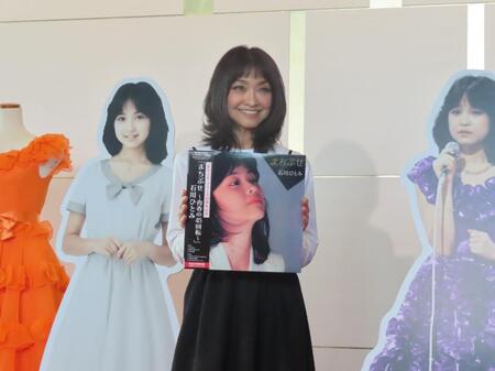 ４５年前の代表曲「まちぶせ」発表時のパネル（左）の前で取材に応じる石川ひとみ