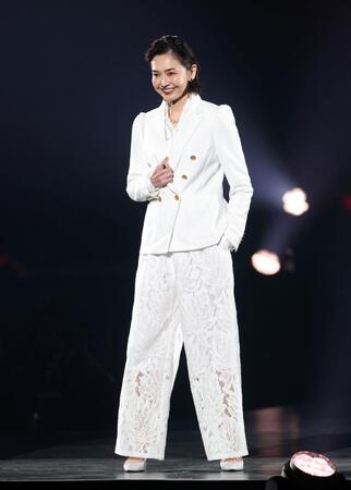 ポーズをとる賀来千香子（撮影・石井剣太郎）